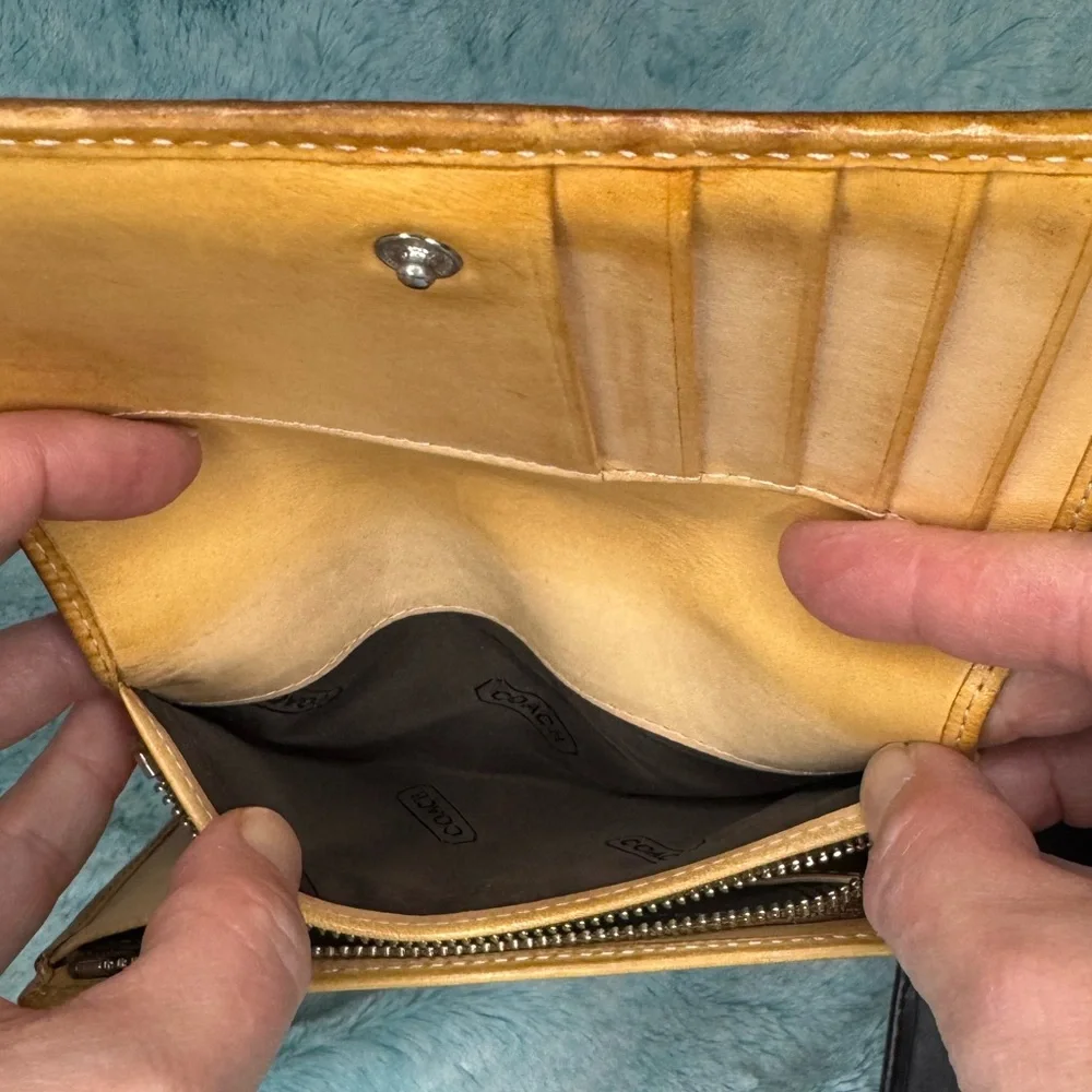Two (2) Vintage Coach signature Wallets, black & grey and brown & tan 1 dust bag - Picture 9 of 15